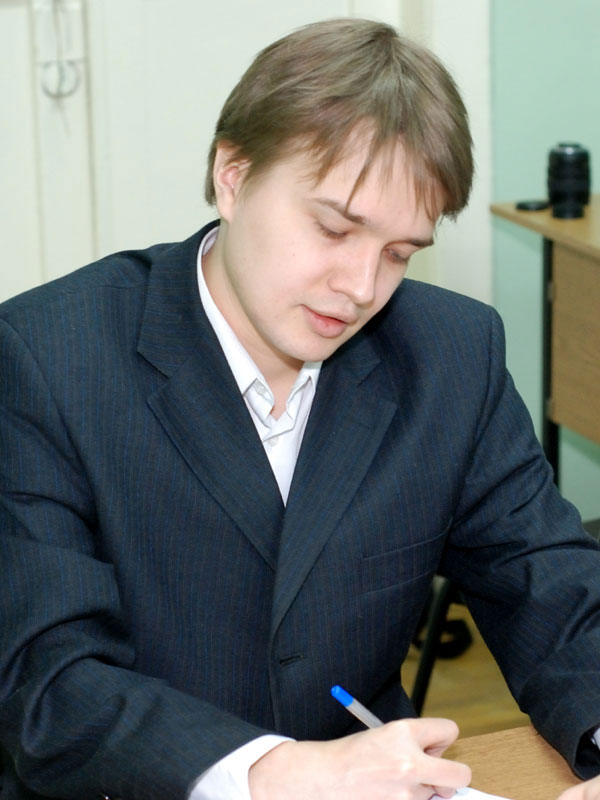 Евгений Макаров готовит ответы на вопросы