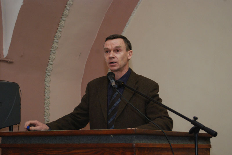 Выступает директор ИАИ РГГУ,  д.и.н., профессор Безбородов Александр Борисович